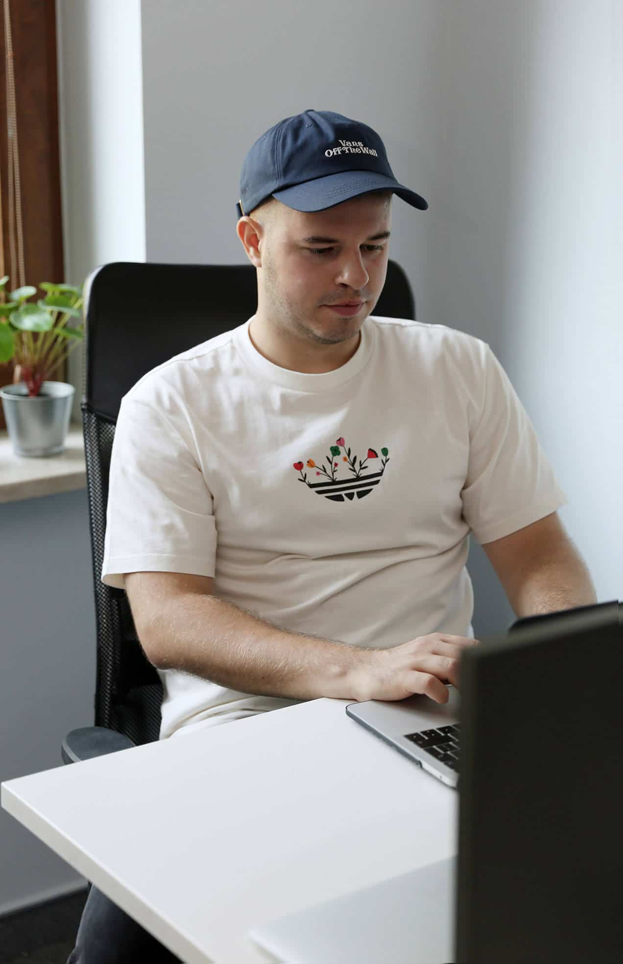 Filip siedzi przy biurku i tworzy stronę internetową - Kiwwwi - tworzenie stron WWW