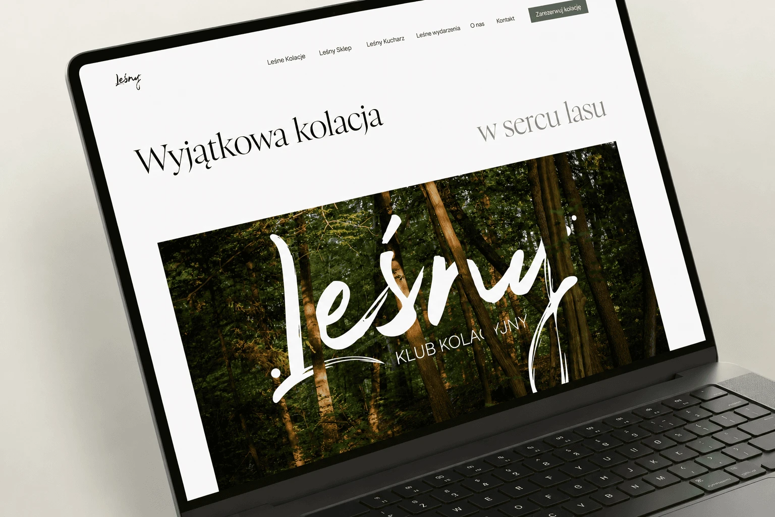 Strona główna Leśnego Klubu Kolacyjnego na laptopie – hero Wyjątkowa kolacja w sercu lasu